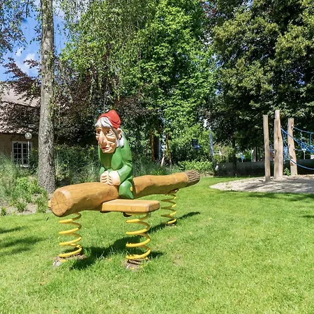 Horská chata With Dishwasher, 2km From The Efteling *